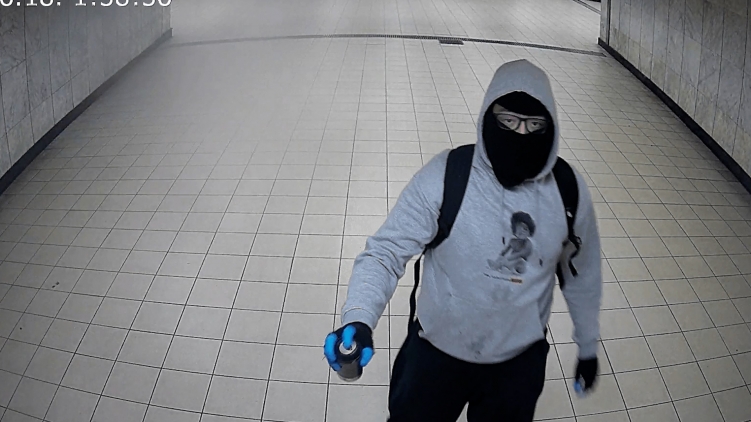 Hat térfigyelő kamerát rongált meg ez a férfi Budapesten