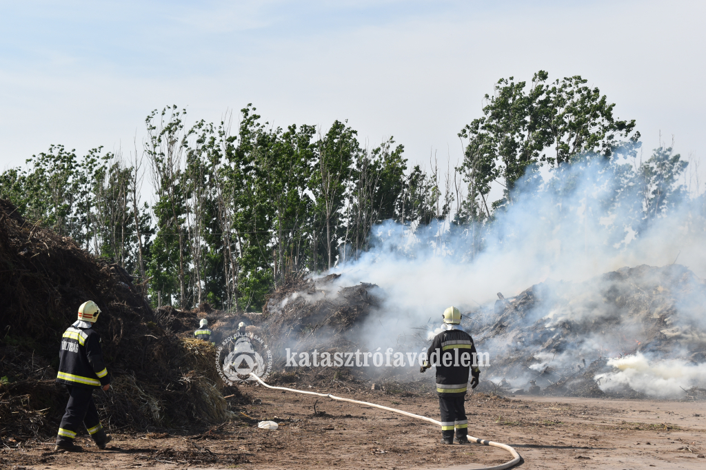 Tűz Debrecennél a Vértesi úton