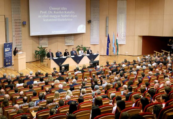Szeged, Karikó Katalin, ünnepi ülés, Szegedi Tudományegyetem, TIK, Nobel-díj, kiállítás, SZTE, egyetem, ünnepség