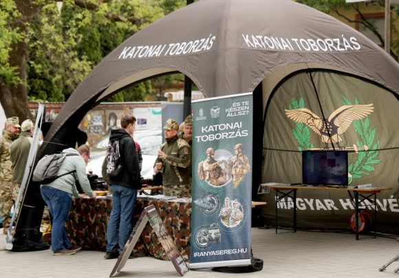 Szeged, SZTE, egyetem, karriernap, Állásbörze, József Attila Tanulmányi és Információs Központ, TIK, honvédség, katona, katonaság, toborzás