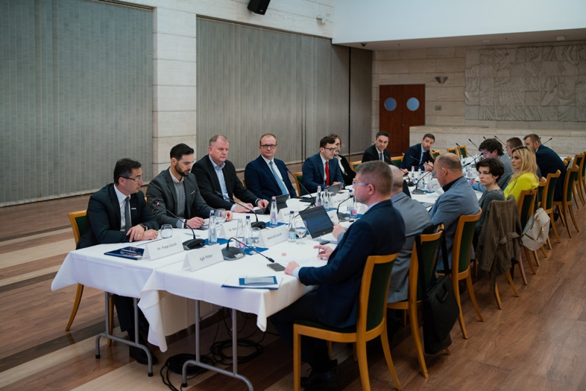 A "kormány által támogatott" debreceni fejlesztéseket vették sorra az illetékes államtitkárral