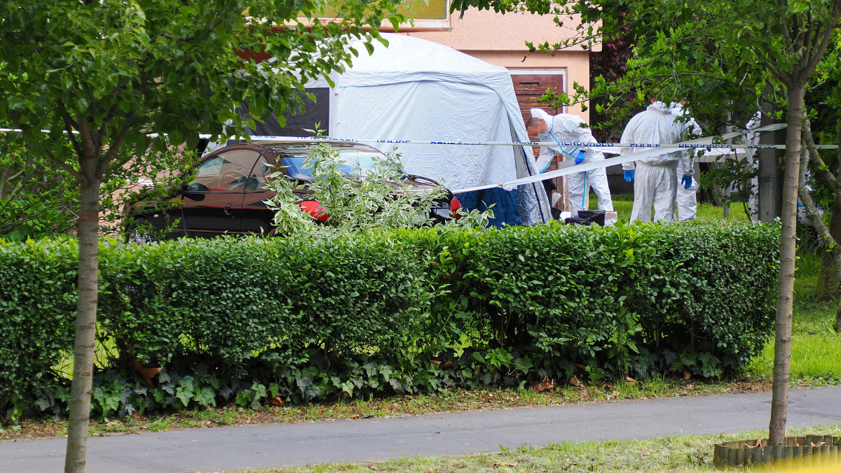 Szentes, 2024. április 25. Bűnügyi helyszínelők dolgoznak Szentesen a József Attila utcában egy gyilkosság helyszínén, ahol a sajtóinformációk szerint egy 40 év körüli nőt szúrtak le a háza előtt 2024. április 25-én. MTI/Donka Ferenc