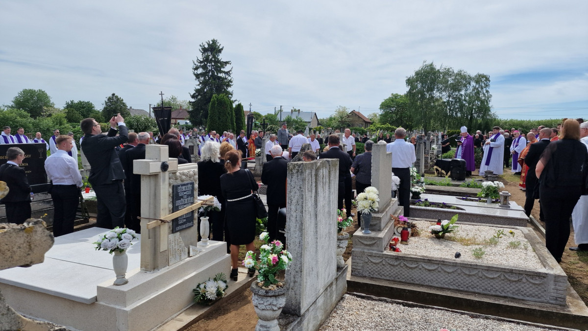 Horváth János plébános temetése Geszteréden