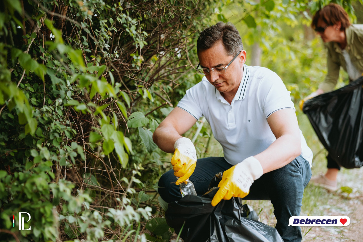 Papp László szemetet szedett