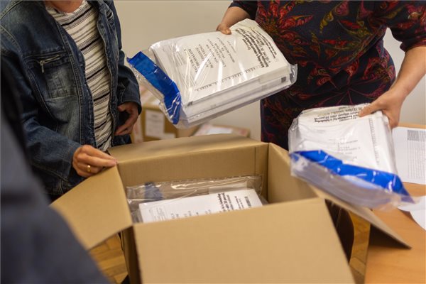 Egy gimnázium intézményvezetője (b) átveszi a magyar nyelv és irodalom írásbeli érettségi vizsga feladatlapjait Pécsen, a Baranya Vármegyei Kormányhivatal Pécsi Járási Hivatal Hatósági Osztályán 2024. május 6-án. Ezen a napon magyar nyelv és irodalomból középszinten 73 472, emelt szinten pedig 2066 tanuló ad számot tudásáról. A vizsgákat május 3. és július 3. között a középiskolák és a kormányhivatalok szervezik, lebonyolításukban 3150 érettségi vizsgabizottság működik közre. MTI/Ruprech Judit