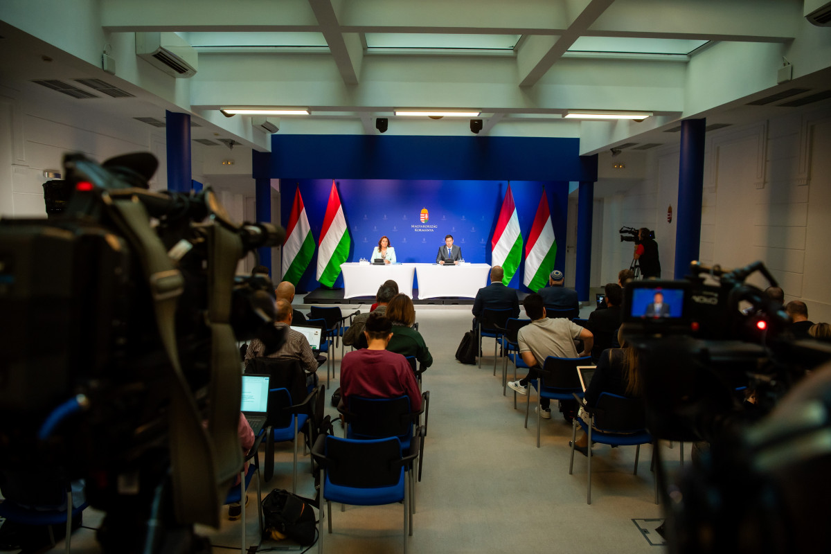 Budapest, 2024. május 9. Gulyás Gergely Miniszterelnökséget vezető miniszter beszél, mellette Vitályos Eszter kormányszóvivő a Kormányinfó sajtótájékoztatón a Miniszterelnöki Kabinetiroda épületében 2024. május 9-én. MTI/Balogh Zoltán