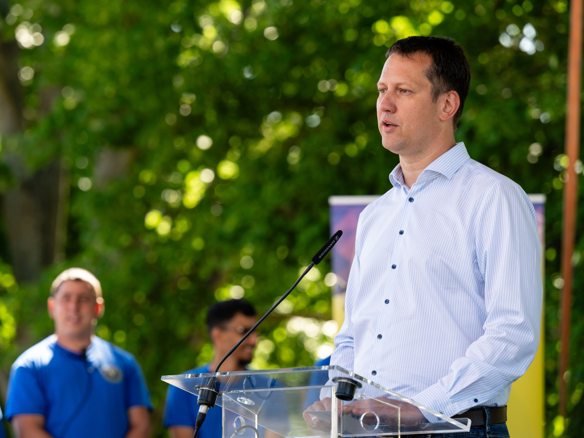 Zánka, 2024. május 10. Fülöp Attila, a Belügyminisztérium gondoskodáspolitikáért felelős államtitkára beszédet mond a Szeged-Csanádi Egyházmegye Szent Ágota Gyermekvédelmi Szolgáltatója és az ÁGOTA Alapítvány által első alkalommal megrendezett ÁGOTA Kárpát-medencei labdarúgótorna nyitóünnepségén a Zánkai Erzsébet-táborban 2024. május 10-én. A labdarúgótornán ezerötszáz gyermekvédelmi gondoskodásban élő gyermek és fiatal vesz részt május 9. és 12. között a táborban. MTI/Vasvári Tamás