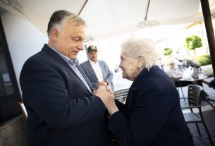 Orbán Viktor és nyugdíjas rajongója