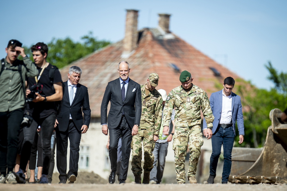 Hódmezővásárhely, 2024. május 13. Szalay-Bobrovniczky Kristóf honvédelmi miniszter (k) és Grezsa István, a Fidesz-KDNP hódmezővásárhelyi polgármesterjelöltje (b3) az épülő Kratochvil Károly Honvéd Középiskola és Kollégium telephelyén Hódmezővásárhelyen 2024. május 13-án. MTI/Ujvári Sándor