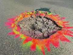 Szeged, Magyar Kétfarkú Kutya Párt, Csaplár Benedek utca, kátyú, úttest