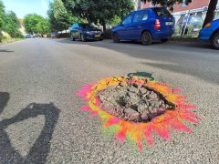 Szeged, Magyar Kétfarkú Kutya Párt, Csaplár Benedek utca, kátyú, úttest