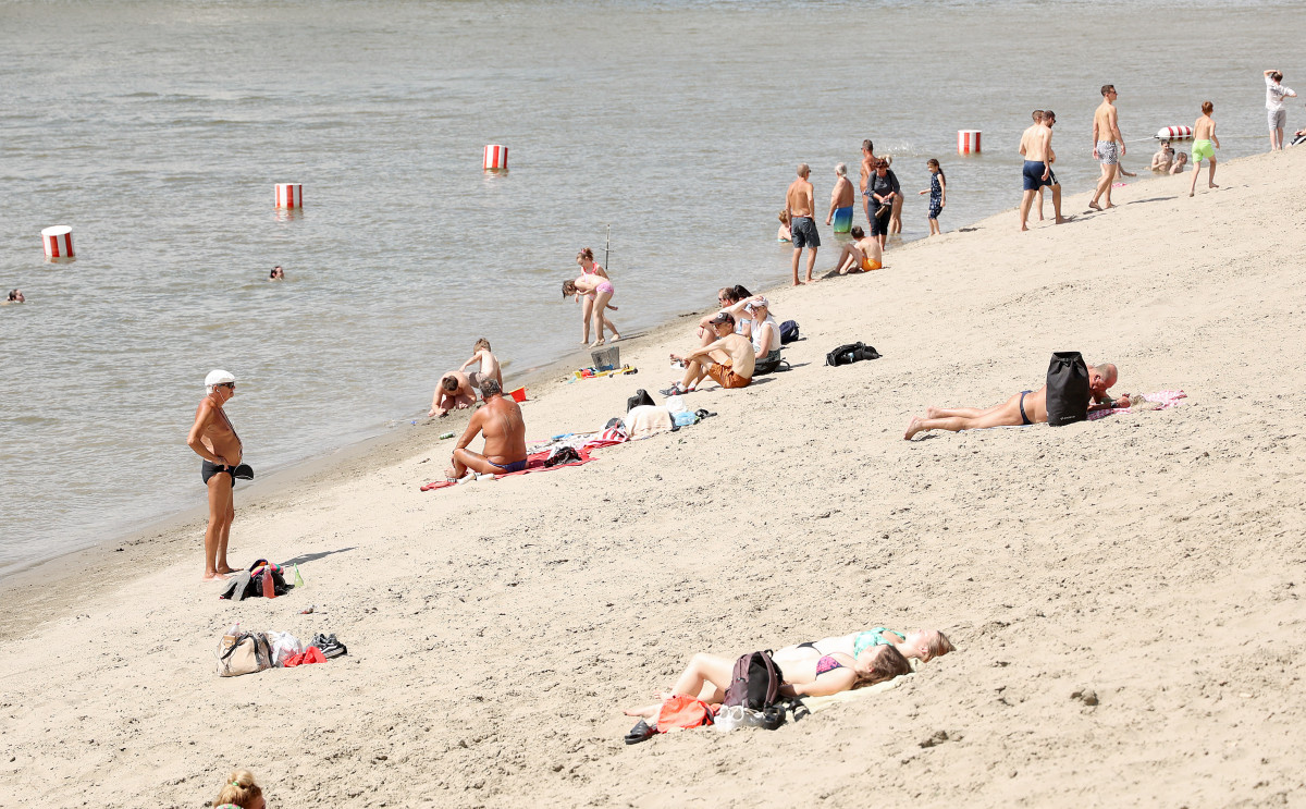 Szeged, június 1., megnyitották, Lapos, szabadstrand, Tisza, Tisza part, fürdés, nyár, meleg, vízimentő, strand