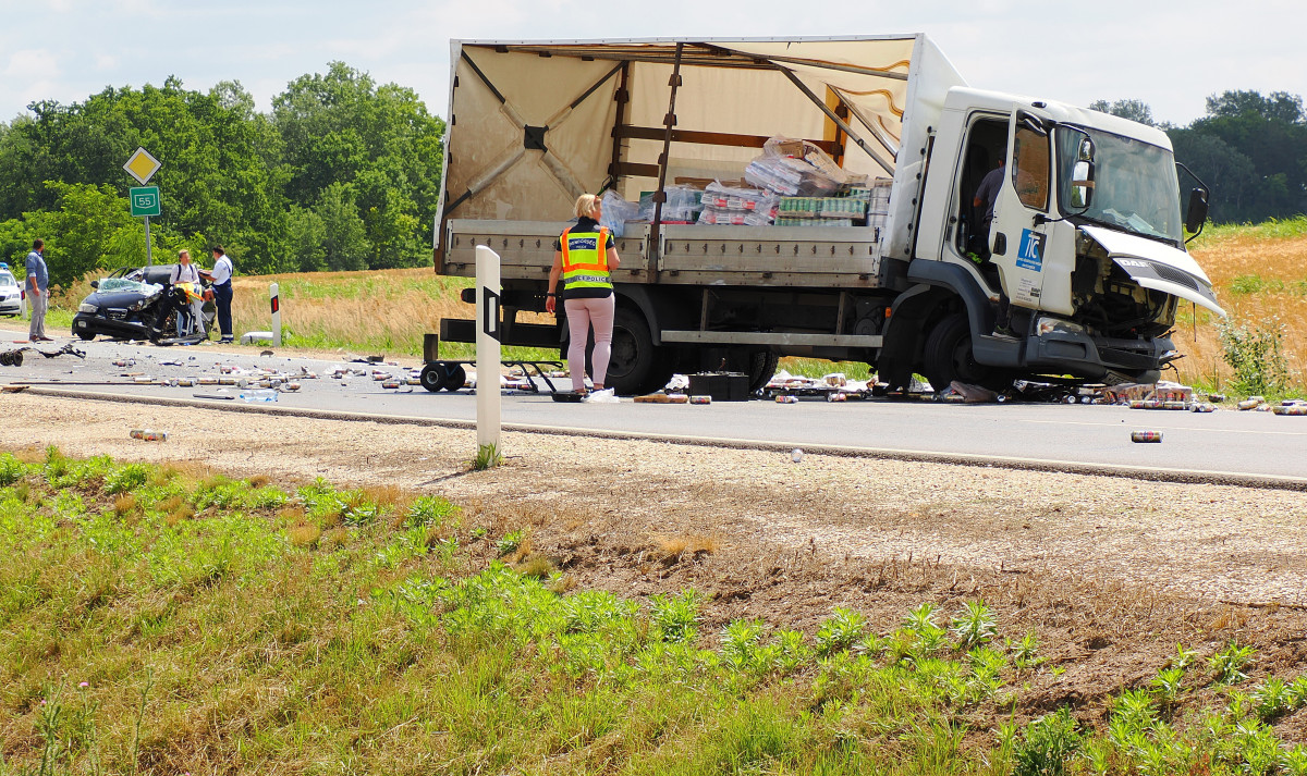 Domaszék, 2024. június 5. Ütközésben összetört járművek Domaszék közelében 2024. június 5-én. A Szeged felé tartó személygépkocsi az 55-ös út 6-os kilométerénél ismeretlen okból áttért a szemben lévő sávba és ott frontálisan összeütközött egy kisteherautóval. A személygépkocsi vezetője a helyszínen meghalt. MTI/Donka Ferenc