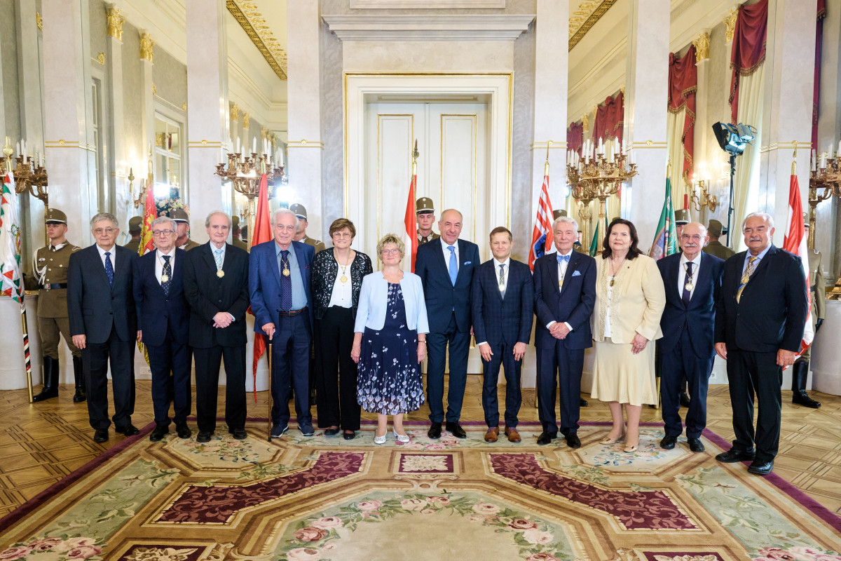 Budapest, 2024. június 18. A Sándor-palota által közreadott csoportképen Sulyok Tamás köztársasági elnök (b7) és felesége, Nagy Zsuzsanna (b6), valamint Karikó Katalin Nobel-díjas kutatóbiológus, biokémikus (b5) és Krausz Ferenc Nobel-díjas fizikus, a CMF ügyvezető igazgatója (b8), továbbá a Magyar Corvin-lánc Testület tagjai, miután a két tudós az államfőtől átvette a Magyar Corvin-lánc kitüntetést a Sándor-palotában 2024. június 18-án. MTI/Sándor-palota/Bartos Gyula