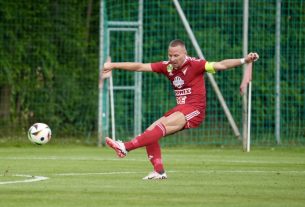 Dzsudzsák Balázs lő