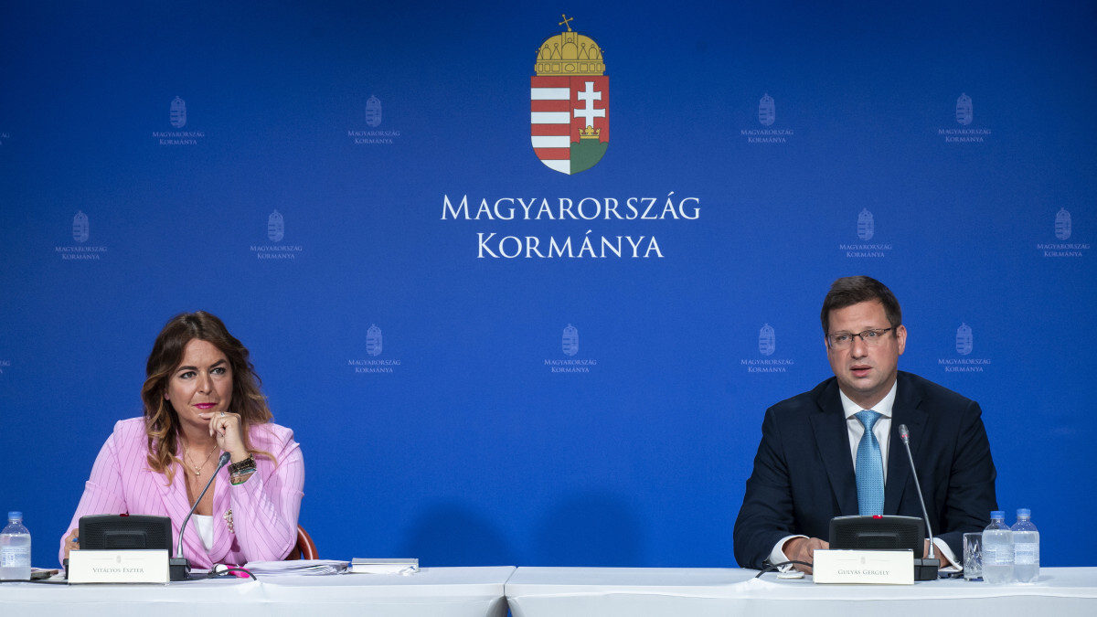 Kormányinfó Vitályos Eszterrel és Gulyás Gergellyel