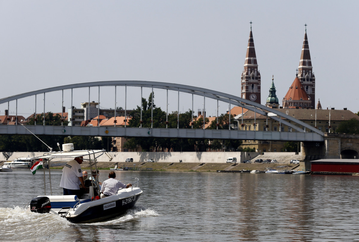 Tisza. Szeged. Víz. Nyár. Vizimentők.