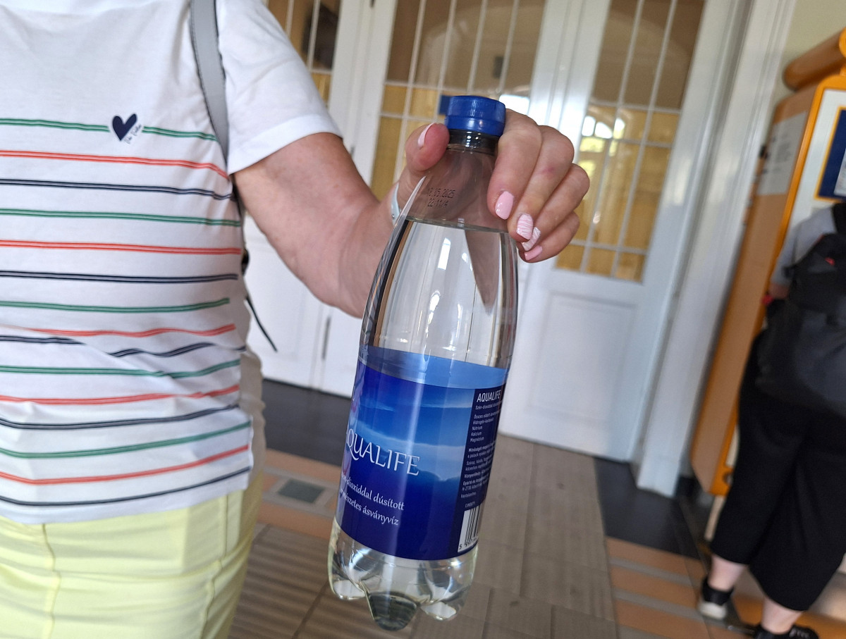 Vízosztás. Hőség. Szeged. Vasútállomás.