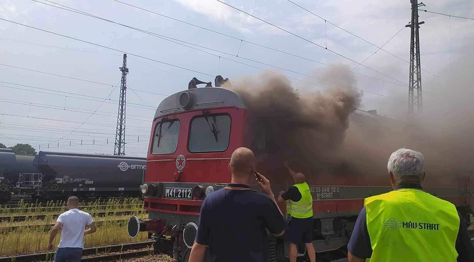 Kigyulladt egy mozdony a debreceni Nagyállomáson