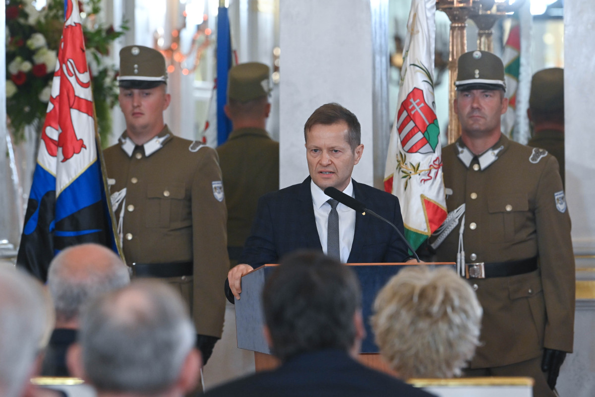 Budapest, 2024. augusztus 20. Krausz Ferenc Nobel-díjas fizikus beszédet mond, miután átvette a Magyar Szent István Rend kitüntetést Sulyok Tamás köztársasági elnöktől az augusztus 20-i állami ünnep alkalmából a Sándor-palotában 2024. augusztus 20-án. MTI/Bruzák Noémi