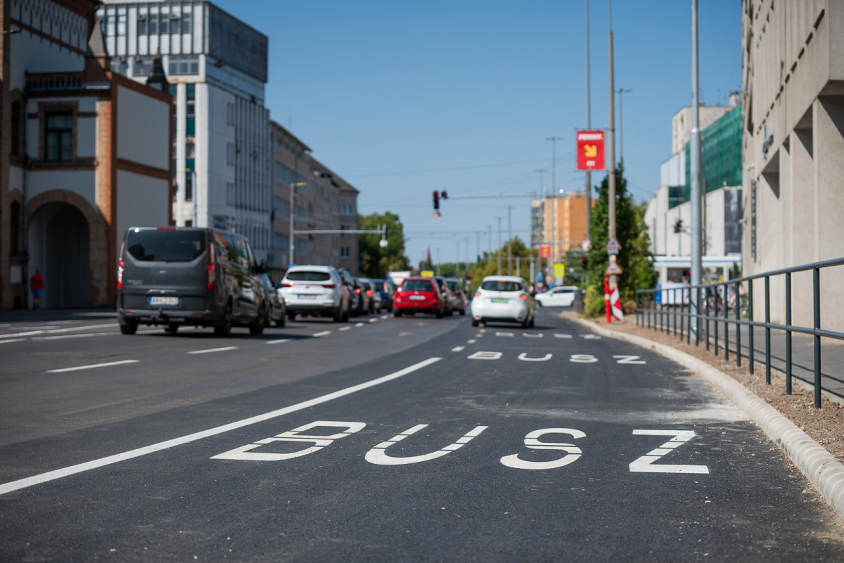 Hunyadi utcai buszsáv Debrecenben