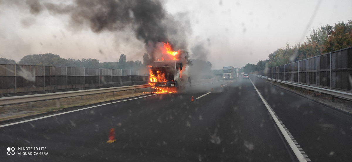 Egy kigyulladt tehergépkocsi miatt lezárták az M3-as autópályát Polgárnál