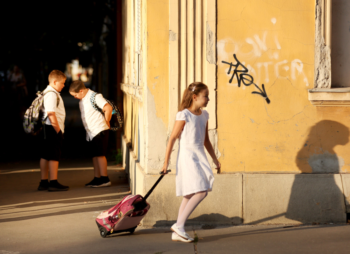 Szeged, tanítás, iskola, oktatás, diák, évnyitó, Madách iskola, rendőr, közlekedés