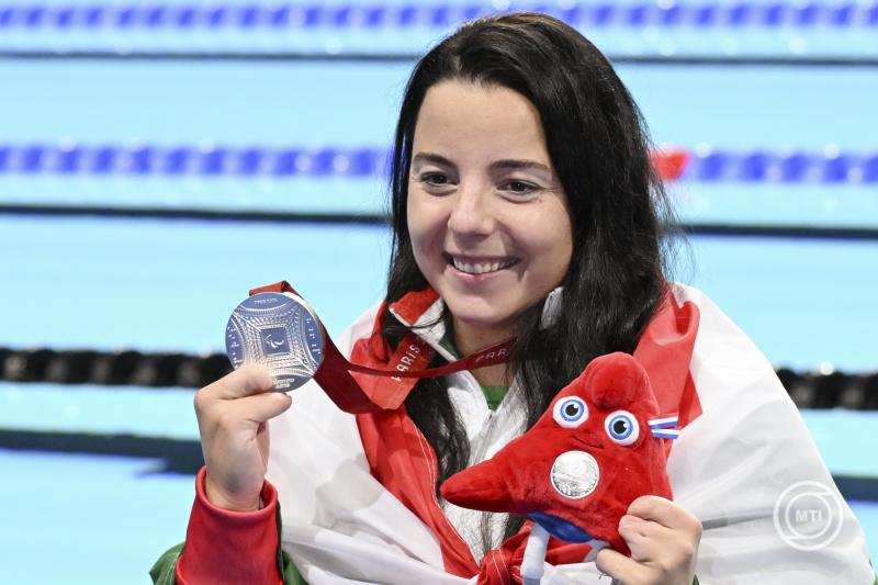 Nanterre, 2024. szeptember 2. Az ezüstérmes Illés Fanni a 2024-es párizsi nyári paralimpiai játékok női 100 m mellúszás SB4-es kategóriájának eredményhirdetésén a nanterre-i Paris La Défense Arénában 2024. szeptember 2-án. MTI/Koszticsák Szilárd