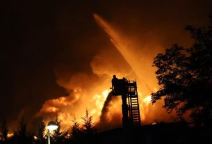 Tűz a Miskolctapolcai Barlangfürdőnél - Éjjel sikerült megfékezni a lángokat