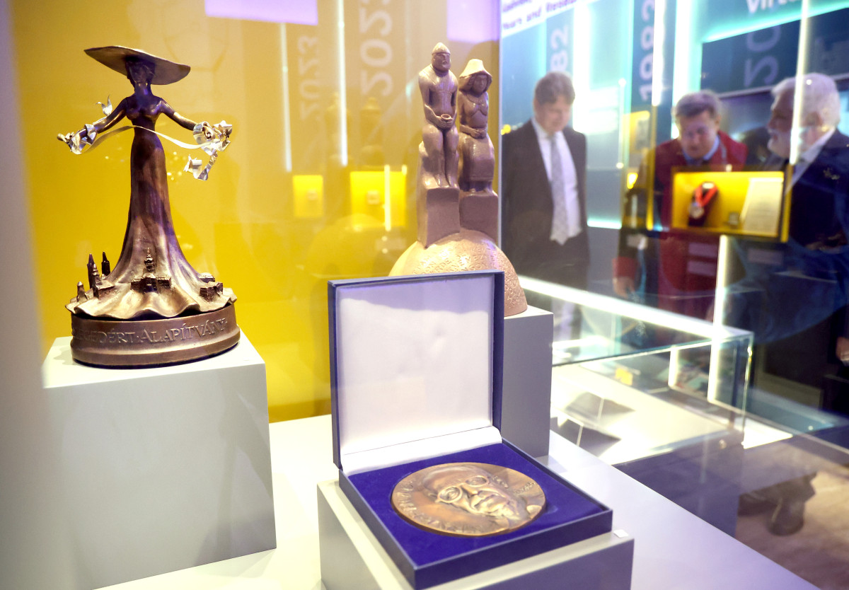 Szeged, Karikó Katalin kiállítás, megnyitó, tanévnyitó, SZTE, TIK, egyetem