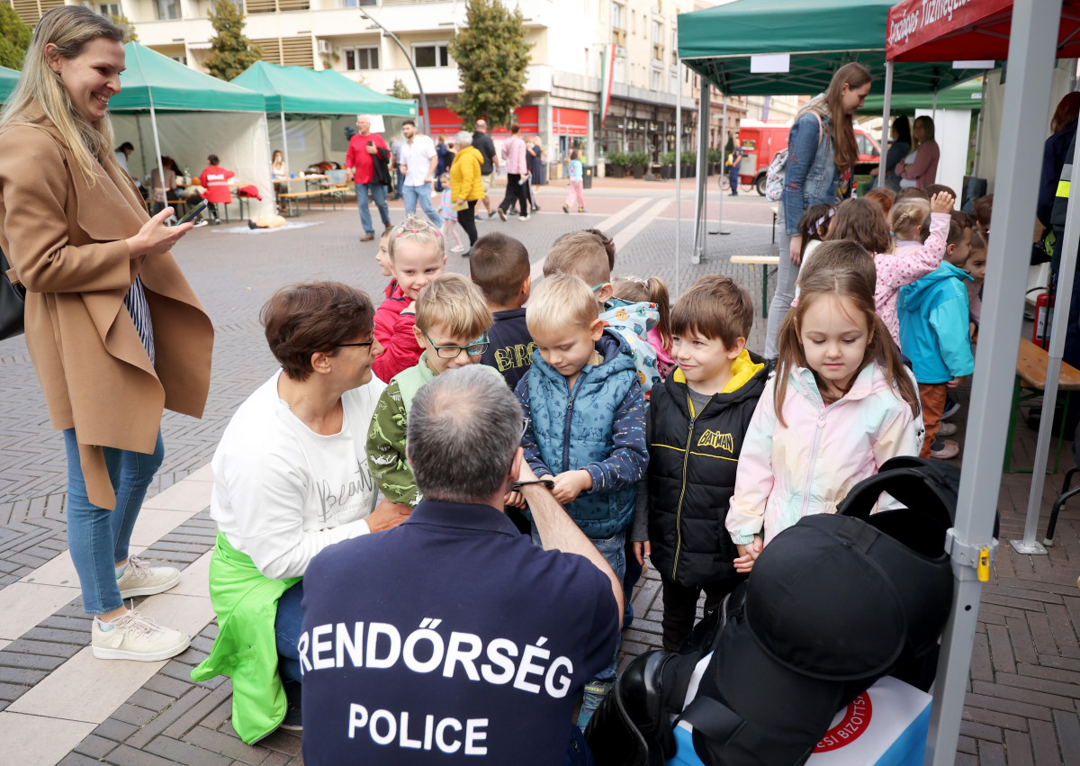 Szeged, Európai Autómentes Nap, troli, gyerekek, közlekedés, Dugonics tér