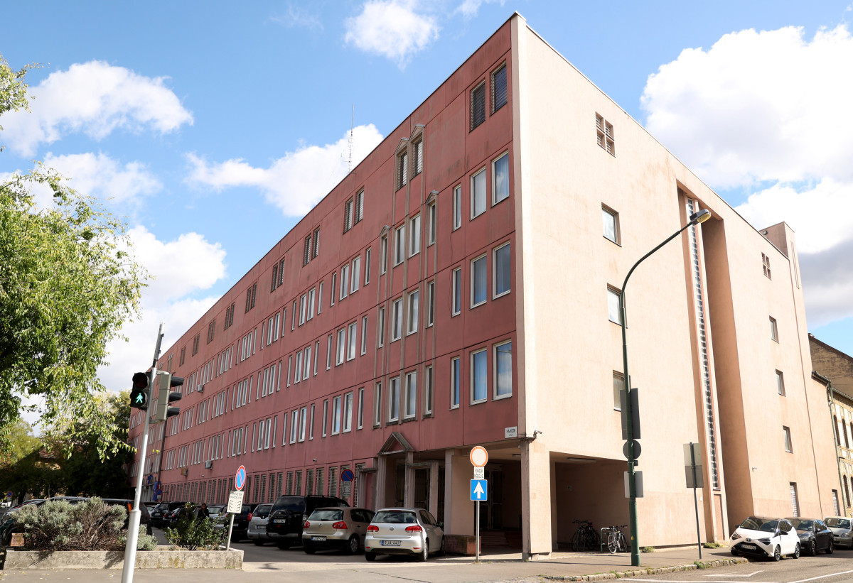 Szeged, veszélyes, Párizsi körút, Szegedi Rendőrkapitányság, épület, rendőrség, lebontják