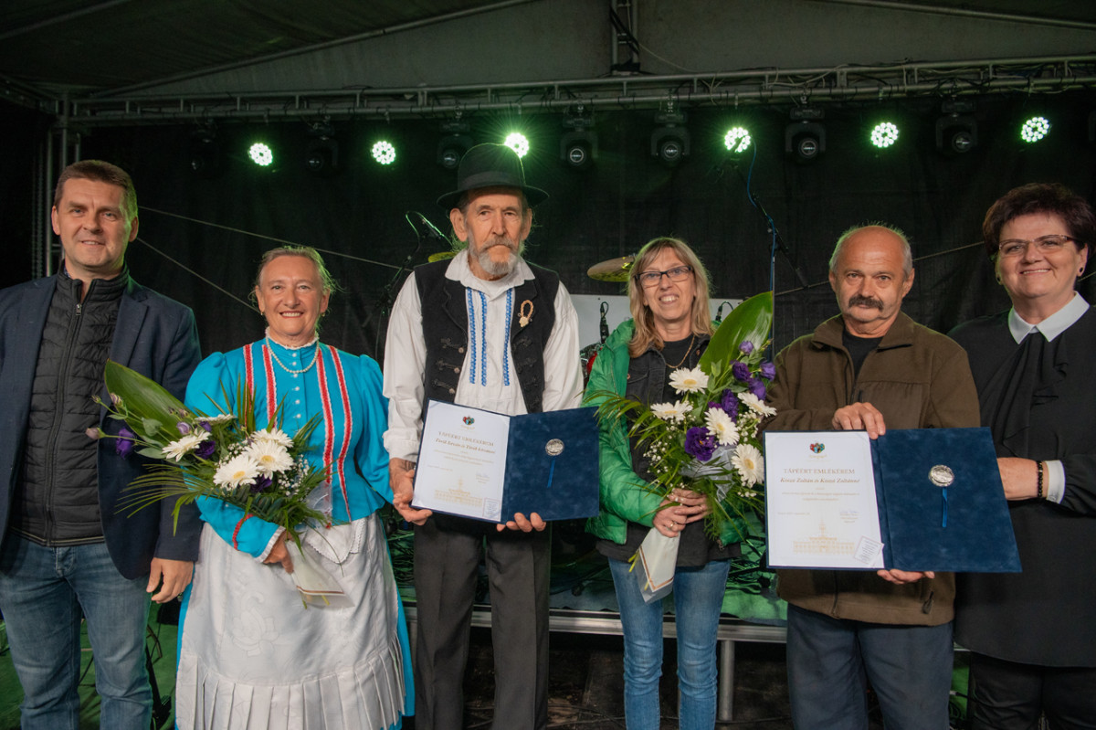 Két házaspár kapta idén a Tápéért emlékérmet. Fotó: Iványi Aurél