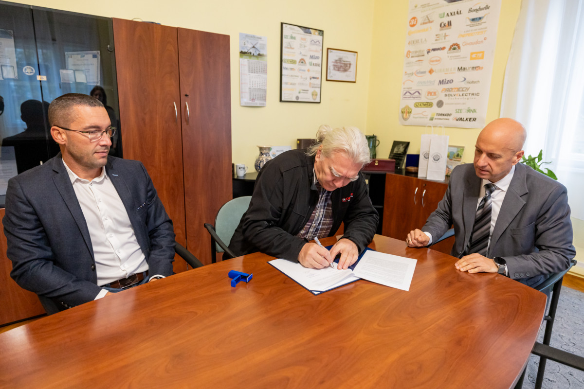 Sík Márton, az SZVE klubigazgatója, Petrovics Kálmán, az SZVE elnöke és Prof. Dr. Sárosi József, az SZTE MK dékánja.