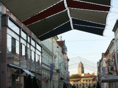 Szeged, Kárász utca, napvitorla, karácsonyi fényfűzér