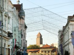 Szeged, Kárász utca, napvitorla, karácsonyi fényfűzér