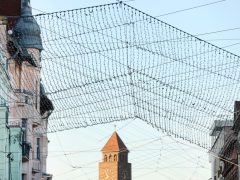 Szeged, Kárász utca, napvitorla, karácsonyi fényfűzér