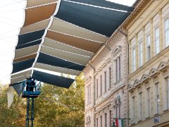 Szeged, Kárász utca, napvitorla, karácsonyi fényfűzér