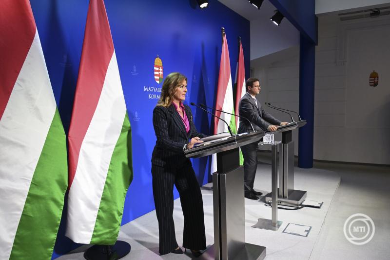 Budapest, 2024. október 16. Gulyás Gergely, a Miniszterelnökséget vezető miniszter és Vitályos Eszter kormányszóvivő a Kormányinfó sajtótájékoztatón a Miniszterelnöki Kabinetiroda épületében 2024. október 16-án. MTI/Koszticsák Szilárd