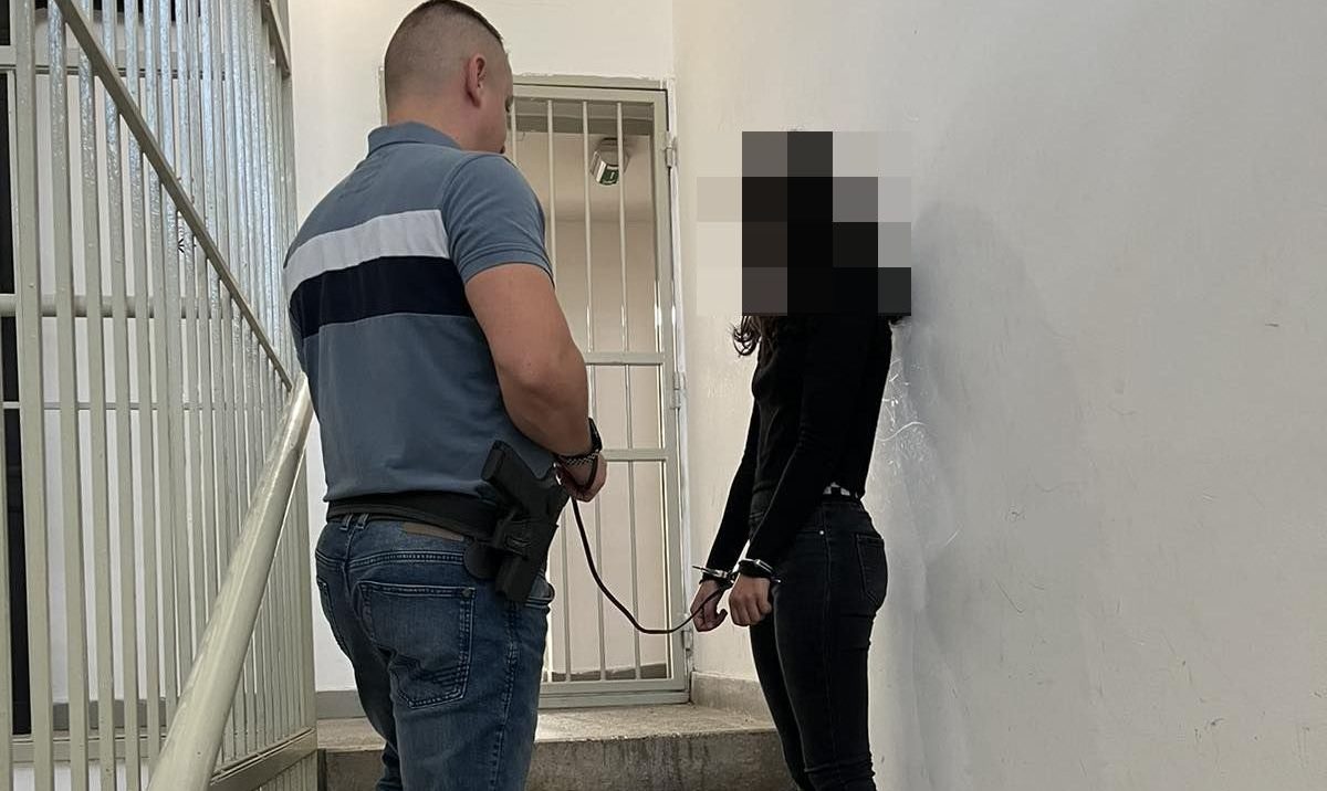 Elvették lakótársuk telefonját, most bilincs kattant a kezükön Szabolcsban