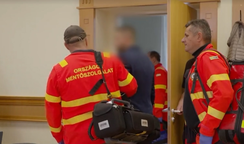 Mentő érkezett a nyíregyházi bíróságra: egy vádlottat vittek el
