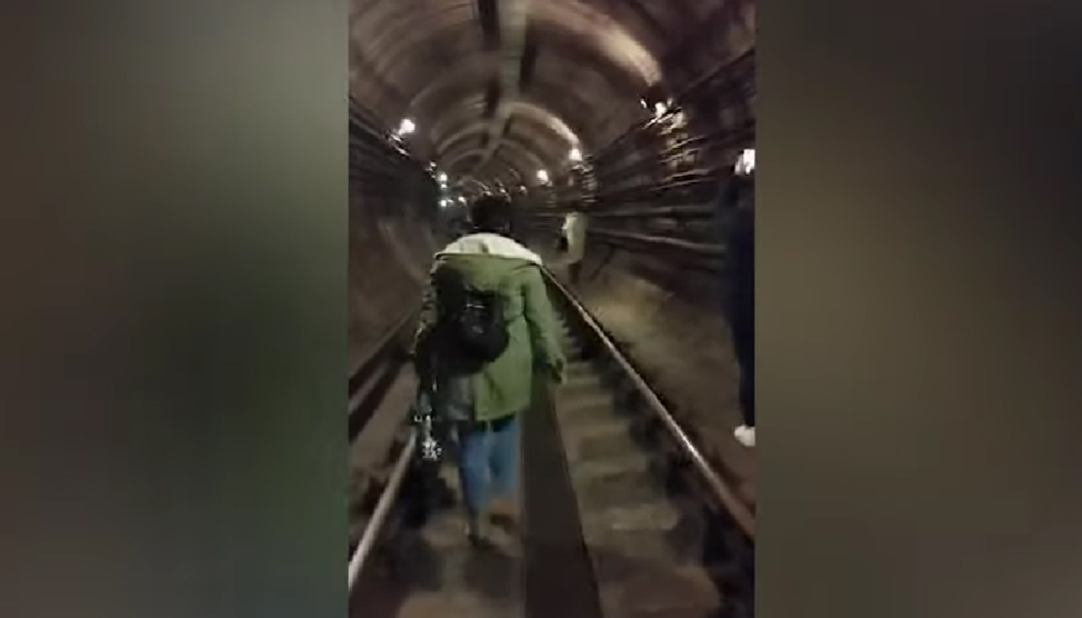 Leállt a 2-es metró Budapesten, az alagútban rekedtek az utasok