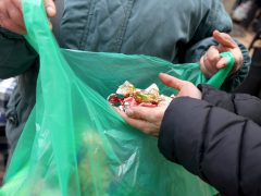 Szeged, Ételt az Életért Alapítvány, ételosztás, élelmiszercsomag, rászoruló, szegény, szegénység, Anna kút