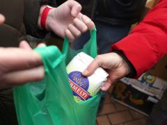 Szeged, Ételt az Életért Alapítvány, ételosztás, élelmiszercsomag, rászoruló, szegény, szegénység, Anna kút