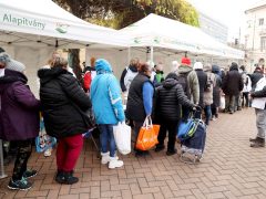 Szeged, Ételt az Életért Alapítvány, ételosztás, élelmiszercsomag, rászoruló, szegény, szegénység, Anna kút