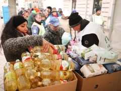 Szeged, Ételt az Életért Alapítvány, ételosztás, élelmiszercsomag, rászoruló, szegény, szegénység, Anna kút