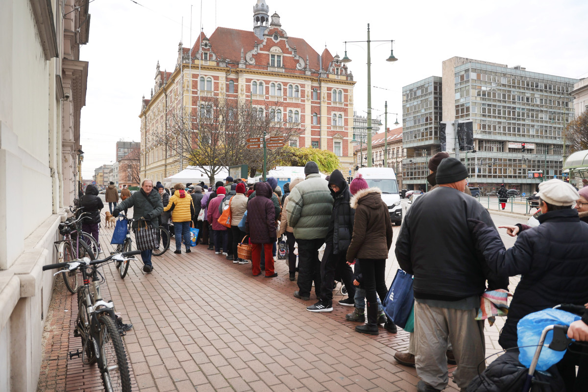 Szeged, Ételt az Életért Alapítvány, ételosztás, élelmiszercsomag, rászoruló, szegény, szegénység, Anna kút
