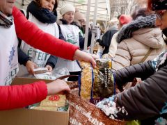 Szeged, Ételt az Életért Alapítvány, ételosztás, élelmiszercsomag, rászoruló, szegény, szegénység, Anna kút