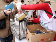 Szeged, Ételt az Életért Alapítvány, ételosztás, élelmiszercsomag, rászoruló, szegény, szegénység, Anna kút