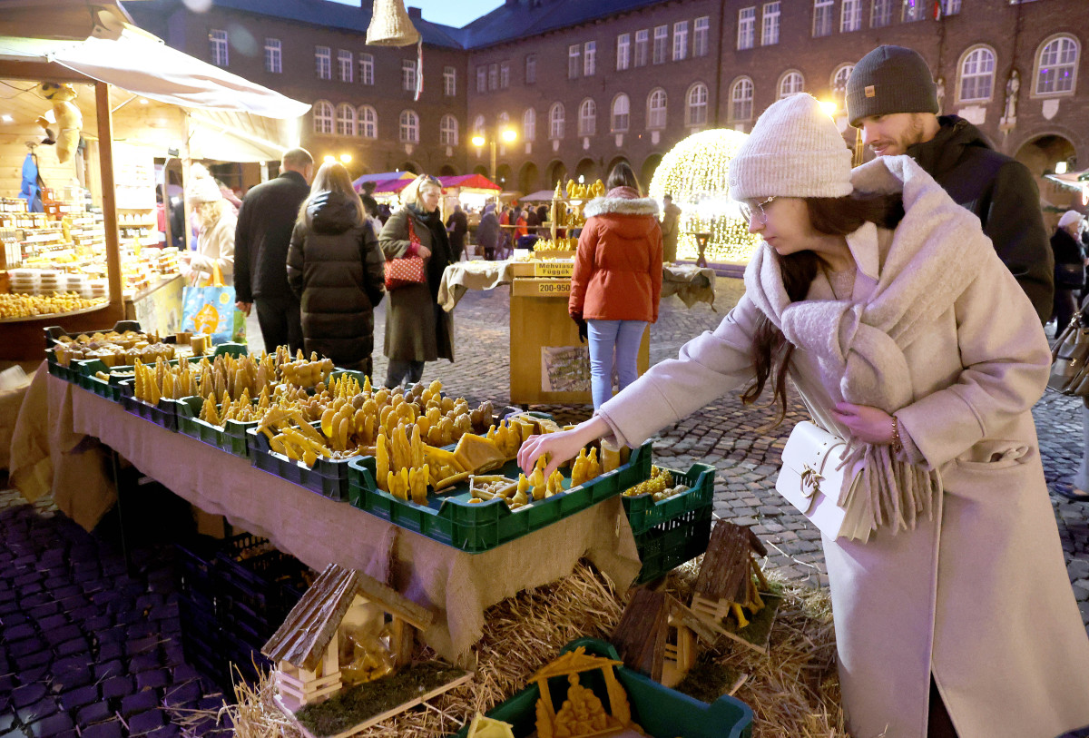 Szeged, Dóm tér, advent, koszorú, Botka László, Kiss-Rigó László, gyertyagyújtás, adventi vásár, karácsonyi vásár